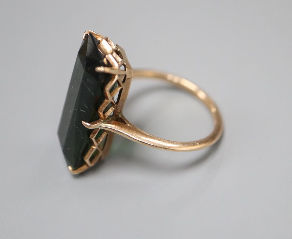 A tourmaline cocktail ring, gold setting (tests as 9ct), size O, gross 5.9 grams.